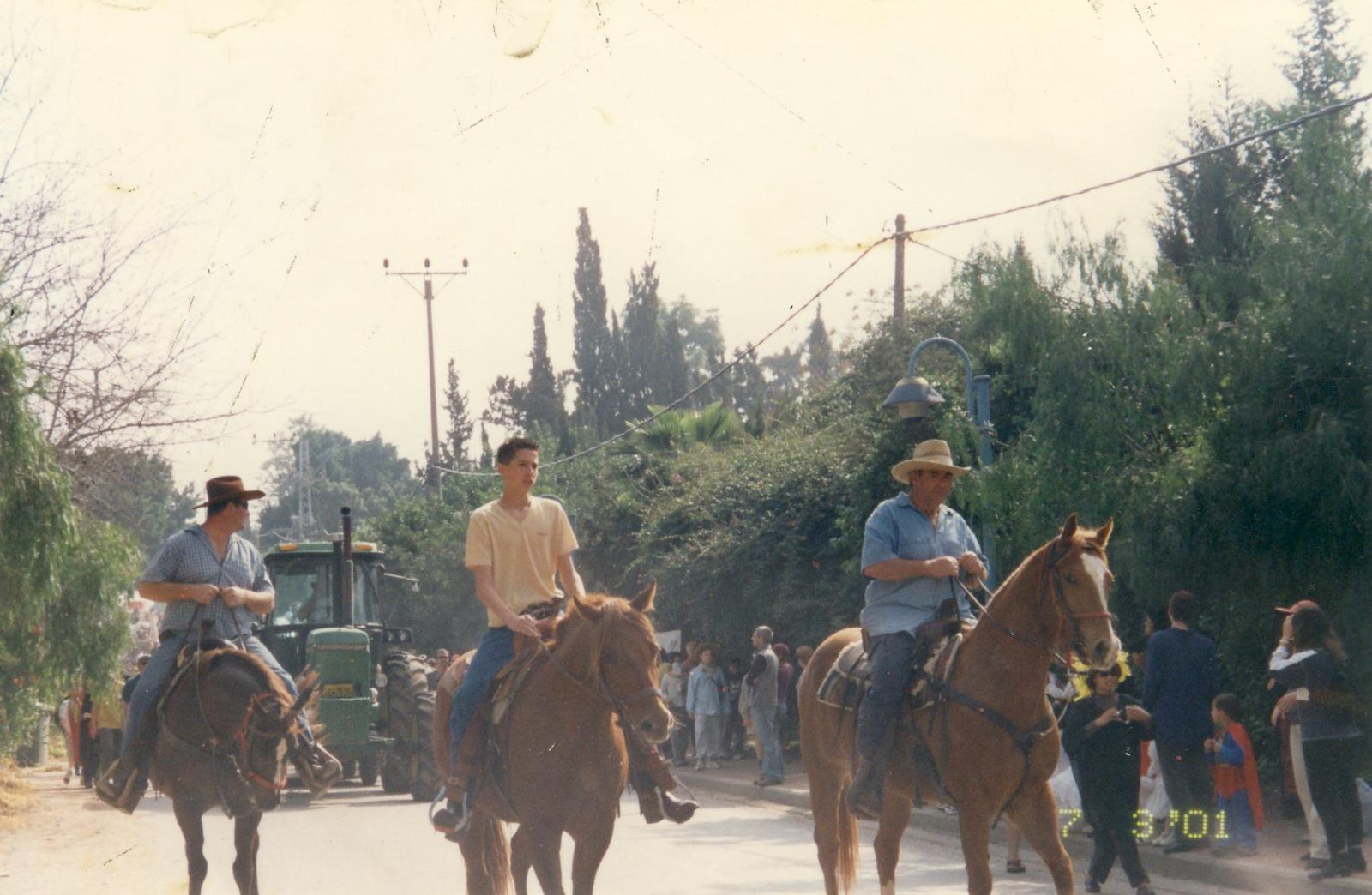 רוכב בתהלוכה במושב