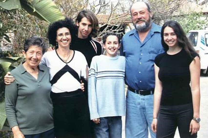 עם המשפחה